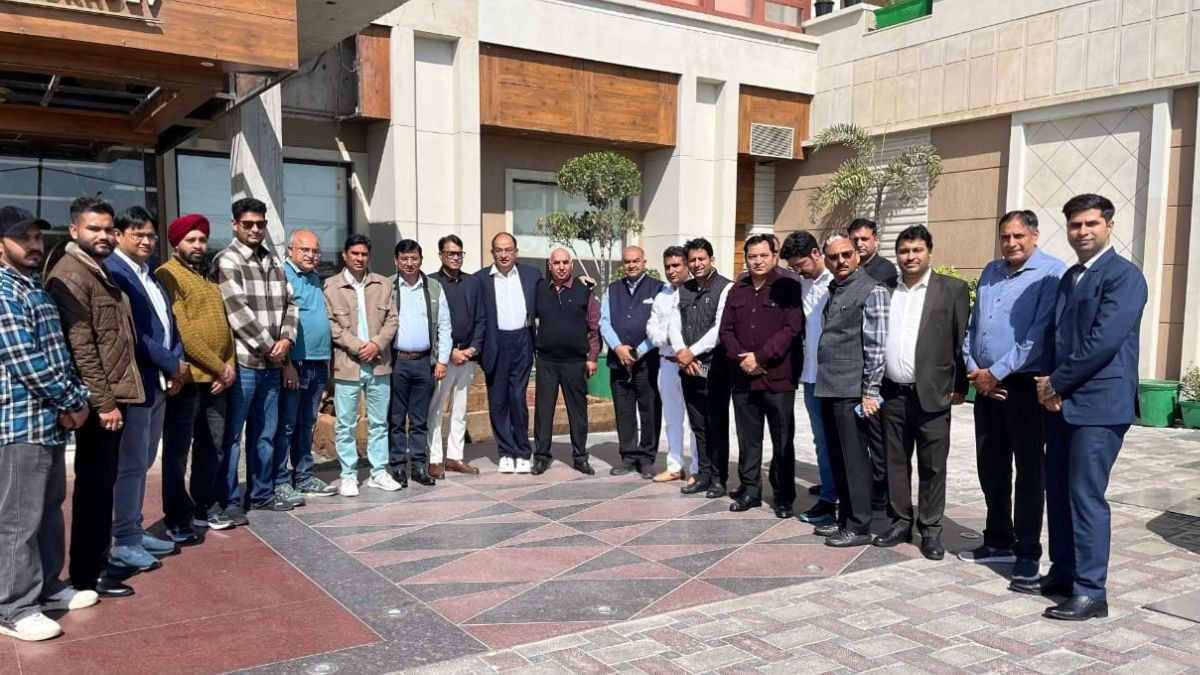 Poultry Chicken: दोपहर तीन बजे के बाद मुर्गों की बिक्री की तो लगेगा पांच लाख जुर्माना, जानें वजह 