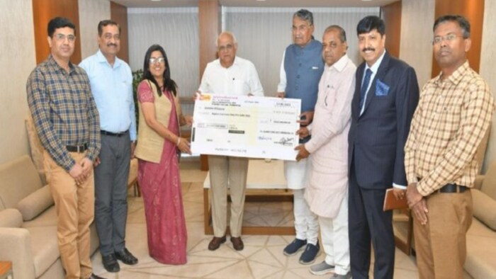 Gurabini Gave Cheque to CM Bhupendra Patel