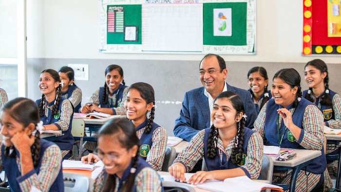 स्कूल के बच्चों के साथ बहादुर अली: Photograph: Special Arrangement