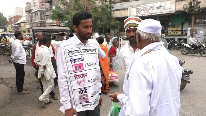 महाराष्ट्र में एक किसान का अजब-गजब प्रदर्शन