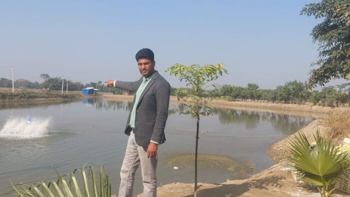 नौकरी छोड़ कर रहे मछली पालन, कमा रहे लाखों का मुनाफा