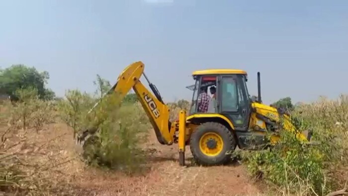 2.5 एकड़ जमीन पर चलाई जेसीबी