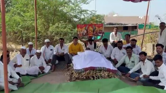 जालना के किसानों ने किया अनोखा प्रदर्शन