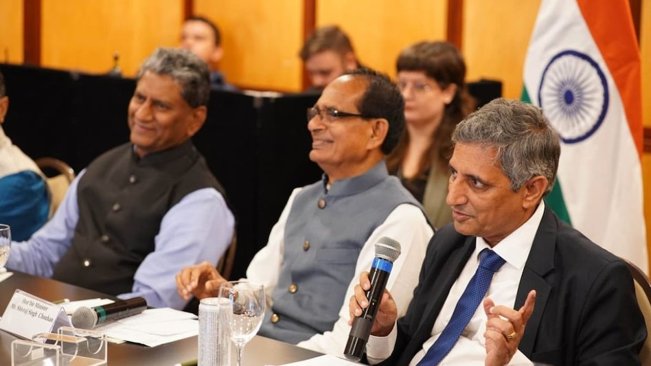 ब्राजील दौरे पर कृषि मंत्री चौहान, सोयाबीन और टमाटर की खेती की देखी तकनीक ब्राजील दौरे पर कृषि मंत्री चौहान, सोयाबीन और टमाटर की खेती की देखी तकनीक