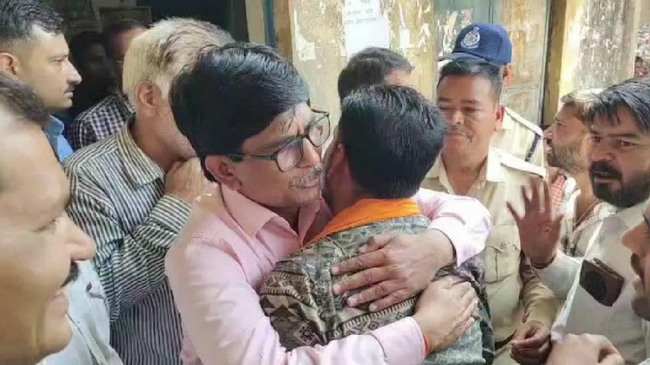 खाद के लिए परेशान किसान को आया गुस्सा तो SDM ने दी जादू की झप्पी, हंगामे को शांत कराया खाद के लिए परेशान किसान को आया गुस्सा तो SDM ने दी जादू की झप्पी, हंगामे को शांत कराया