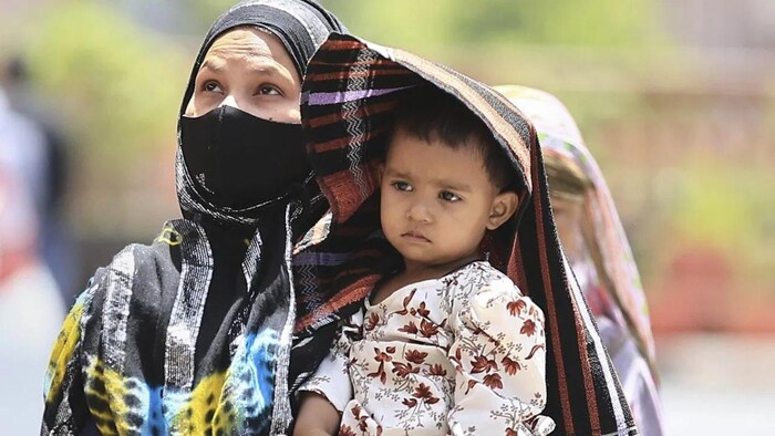 यूपी में भीषण गर्मी का सिलसिला जारी है.