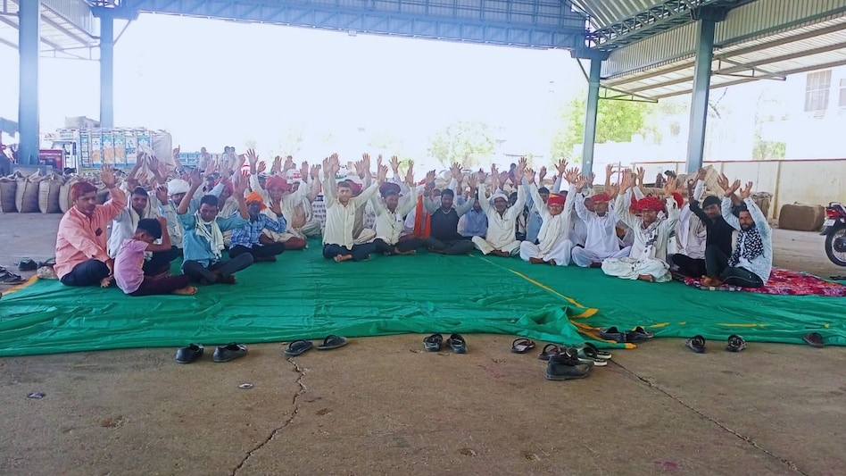 राजस्थान में किसानों की महापंचायत जारी, कई मांगों को लेकर धरने पर बैठे राजस्थान में किसानों की महापंचायत जारी, कई मांगों को लेकर धरने पर बैठे