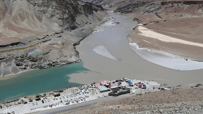 भारत से निकलकर पाकिस्तान की तरफ जाती सिंधु नदी