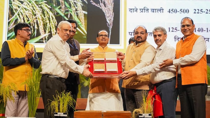 कृषि मंत्री ने देश को समर्पित कीं नई किस्में