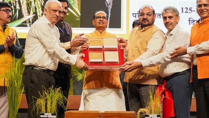 कृषि मंत्री ने देश को समर्पित की हैं दोनों किस्में