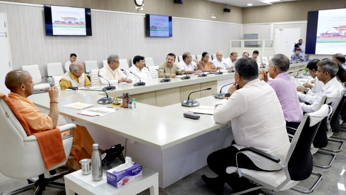 मुख्यमंत्री योगी आदित्यनाथ ने आधिकारियों को दिए सख्त निर्देश