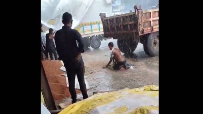 महाराष्ट्र में बारिश से बर्बाद हुए किसान को मिला सहारा