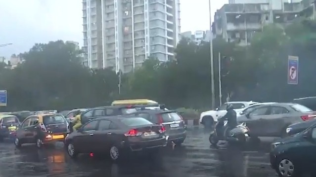 मुंबई में बारिश ने किया बेहाल