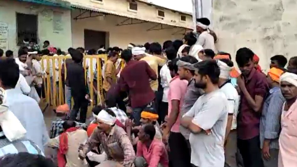 DAP की किल्लत से परेशान किसान, खाद वितरण केंद्र पर मची अफरा तफरी DAP की किल्लत से परेशान किसान, खाद वितरण केंद्र पर मची अफरा तफरी