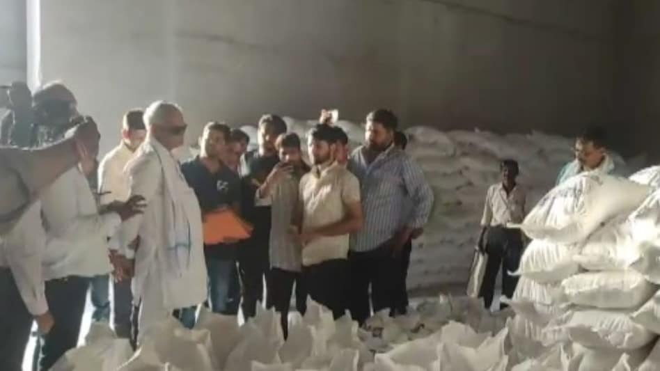 नकली खाद बनने की सूचना पर ब्यावर पहुंचे मंत्री किरोड़ी लाल मीणा, फैक्ट्री पर बोला धावा, फिर... नकली खाद बनने की सूचना पर ब्यावर पहुंचे मंत्री किरोड़ी लाल मीणा, फैक्ट्री पर बोला धावा, फिर...