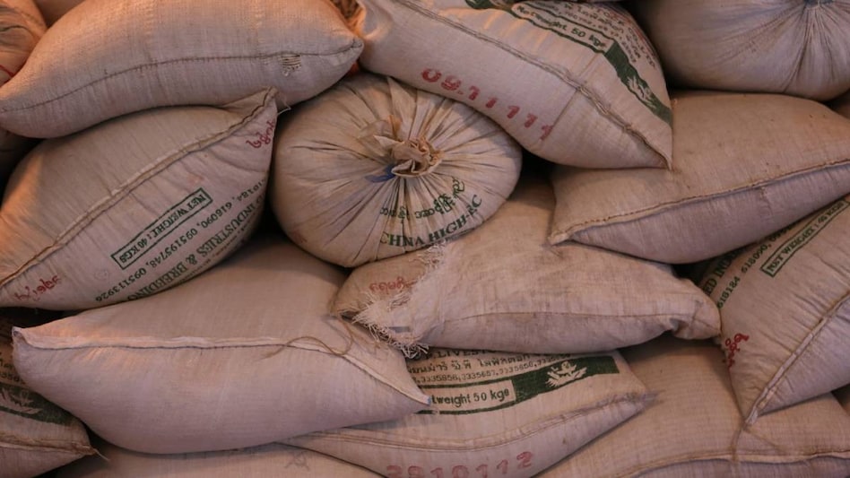 Rice News: तमिलनाडु में लाखों टन चावल यूं ही हो गया बर्बाद, गोदाम में ही सड़ गया 840 करोड़ रुपये का अन्न!   Rice News: तमिलनाडु में लाखों टन चावल यूं ही हो गया बर्बाद, गोदाम में ही सड़ गया 840 करोड़ रुपये का अन्न!