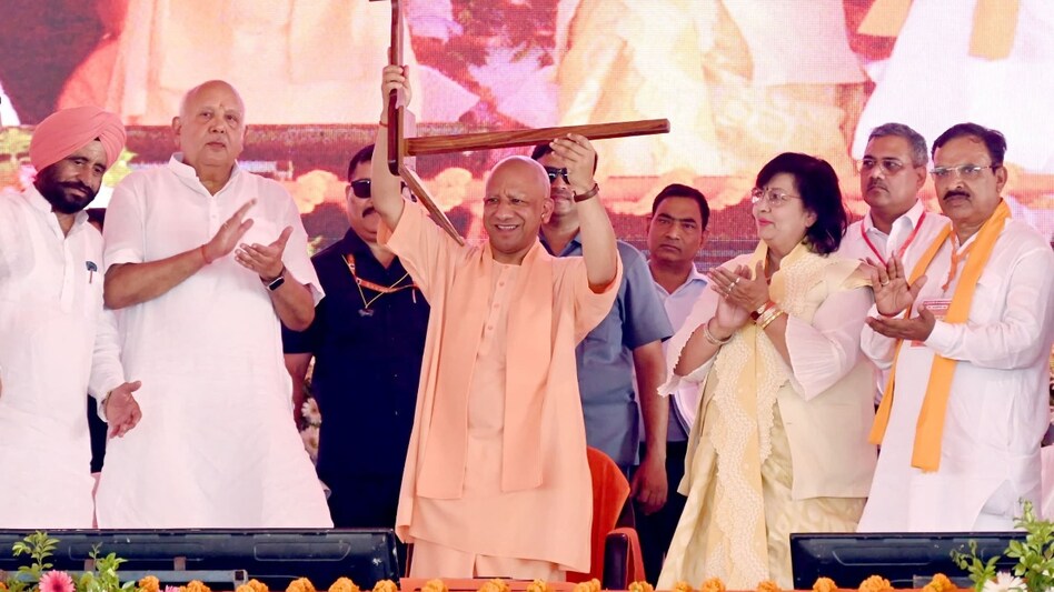 सीएम योगी ने बढ़ाया किसानों का मान, मिली मिनी किट और योजनाओं की सब्सिडी सीएम योगी ने बढ़ाया किसानों का मान, मिली मिनी किट और योजनाओं की सब्सिडी