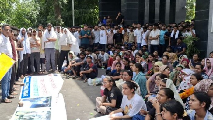 हरियाणा कृषि विश्वविद्यालय में छात्रों ने मांगा VC का इस्तीफा