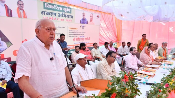 किसानों को संबोधित करते यूपी के कृषि मंत्री सूर्यप्रताप शाही