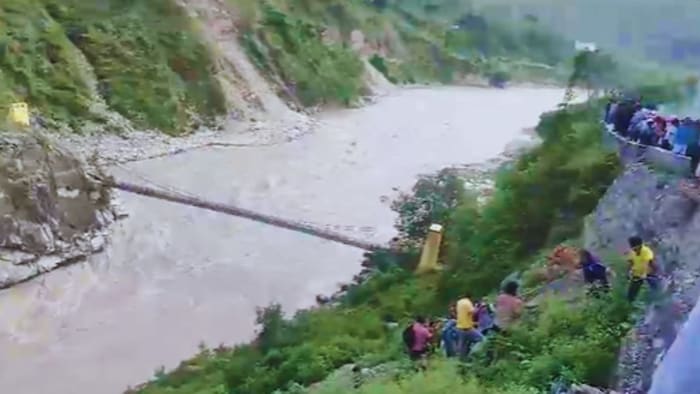 अलकनंदा नदी में गिरा यात्रियों से भरा टेंपो