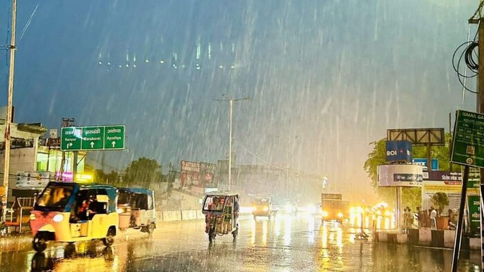 उत्तर प्रदेश में बारिश का सिलसिला जारी है.