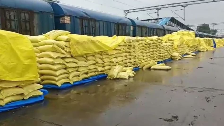 UP में खुले में पड़ी यूरिया की हजारों बोरियां बारिश में भीगी, वीडियो वायरल होने पर मचा हड़कंप UP में खुले में पड़ी यूरिया की हजारों बोरियां बारिश में भीगी, वीडियो वायरल होने पर मचा हड़कंप