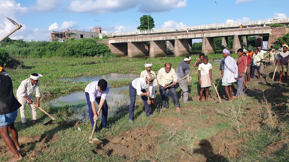 यूपी के 54 गांवों के किसानों को जल-फसल में होगा फायदा! श्रावस्ती में जीवनदायनी बनेगी विलुप्त बूढ़ी राप्ती नदी यूपी के 54 गांवों के किसानों को जल-फसल में होगा फायदा! श्रावस्ती में जीवनदायनी बनेगी विलुप्त बूढ़ी राप्ती नदी
