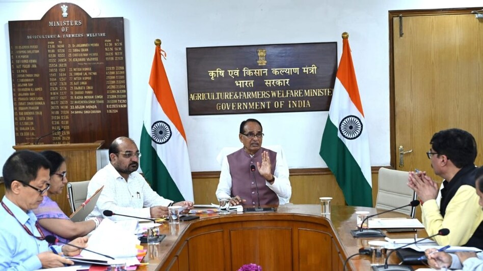 घटिया बीज, पेस्टिसाइड, बायोस्टिमुलेंट पर भड़के शिवराज, बोले-ICAR किसानों के लिए है या कंपनियों के फायदे के लिए?  घटिया बीज, पेस्टिसाइड, बायोस्टिमुलेंट पर भड़के शिवराज, बोले-ICAR किसानों के लिए है या कंपनियों के फायदे के लिए?