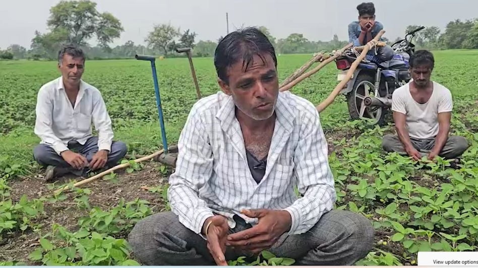 मोटरसाइकिल वाला देसी जुगाड़, बिना दवा के खेत से खरपतवार साफ, खर्च भी कम मोटरसाइकिल वाला देसी जुगाड़, बिना दवा के खेत से खरपतवार साफ, खर्च भी कम