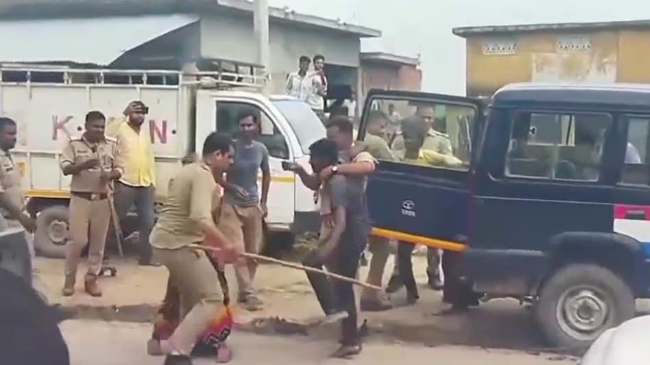 लखीमपुर में खाद मांग रहे किसान की पिटाई, पुलिस ने मां के सामने लाठियों से पीटा, DM ने कही ये बात लखीमपुर में खाद मांग रहे किसान की पिटाई, पुलिस ने मां के सामने लाठियों से पीटा, DM ने कही ये बात