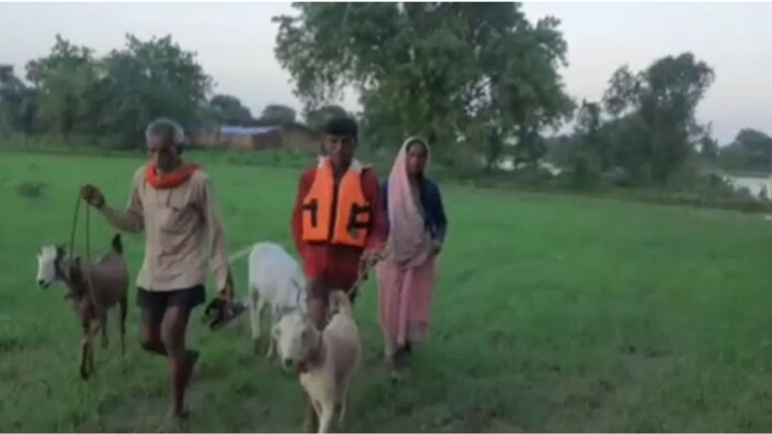 बुजुर्ग दंपति को प्रशासन ने बचाया