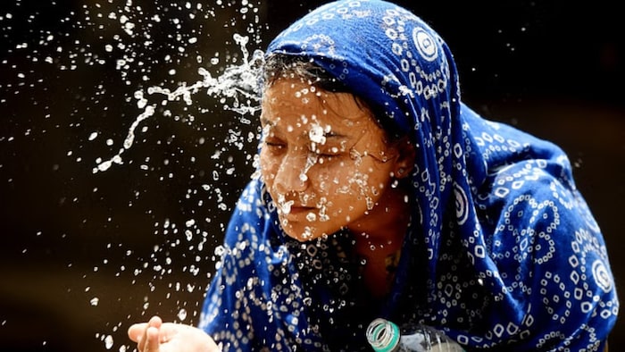 यूपी में बारिश का सिलसिला थमने से गर्मी का प्रकोप बढ़ता जा रहा है.