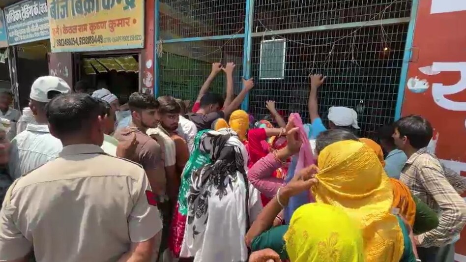 खरीफ में खादों की नहीं होगी कमी, कालाबाजारी रोकने के लिए सरकार ने जारी किया हेल्पलाइन नंबर  खरीफ में खादों की नहीं होगी कमी, कालाबाजारी रोकने के लिए सरकार ने जारी किया हेल्पलाइन नंबर