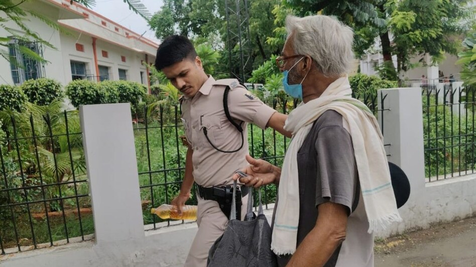 आत्मदाह करने पेट्रोल लेकर DM ऑफिस पहुंचा बुजुर्ग किसान, सुरक्षाकर्मी ने बॉटल छीन बचाई जान आत्मदाह करने पेट्रोल लेकर DM ऑफिस पहुंचा बुजुर्ग किसान, सुरक्षाकर्मी ने बॉटल छीन बचाई जान