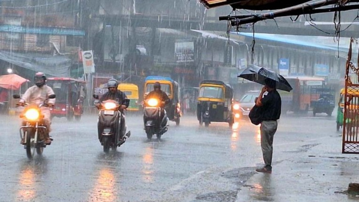 बारिश के बाद लोगों को उमस भरी गर्मी से थोड़ी राहत मिली है.