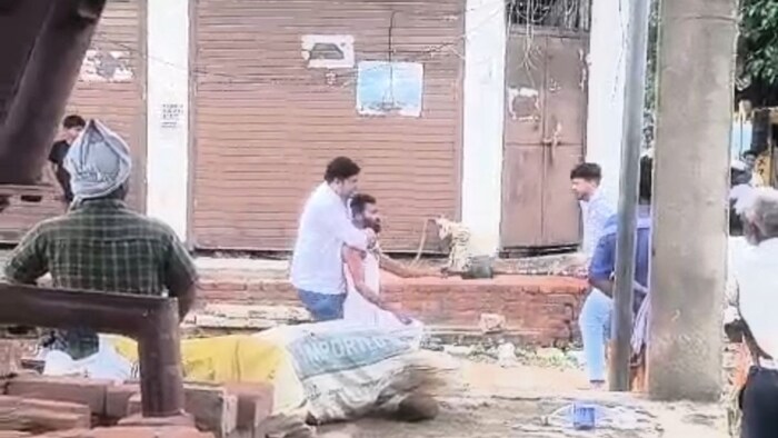 गुंडों ने किसान को पीटा