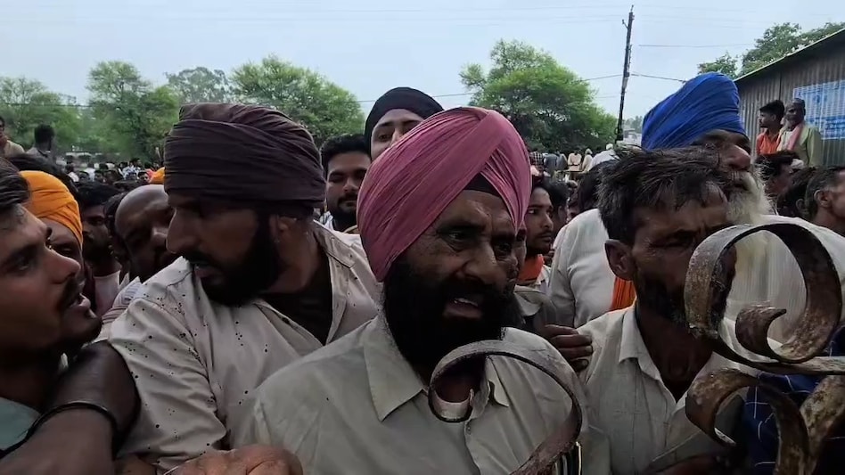 आधी रात से लाइन में खड़े होने के बाद भी नहीं मिली यूरिया, चक्का जाम कर किसानों ने जताया विरोध आधी रात से लाइन में खड़े होने के बाद भी नहीं मिली यूरिया, चक्का जाम कर किसानों ने जताया विरोध