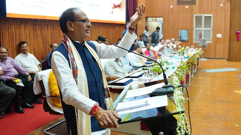 पटना में किसानों से मिले कृषि मंत्री शिवराज, पशुओं से फसल नुकसान सहित कई मुद्दों पर बताया प्लान! पटना में किसानों से मिले कृषि मंत्री शिवराज, पशुओं से फसल नुकसान सहित कई मुद्दों पर बताया प्लान!