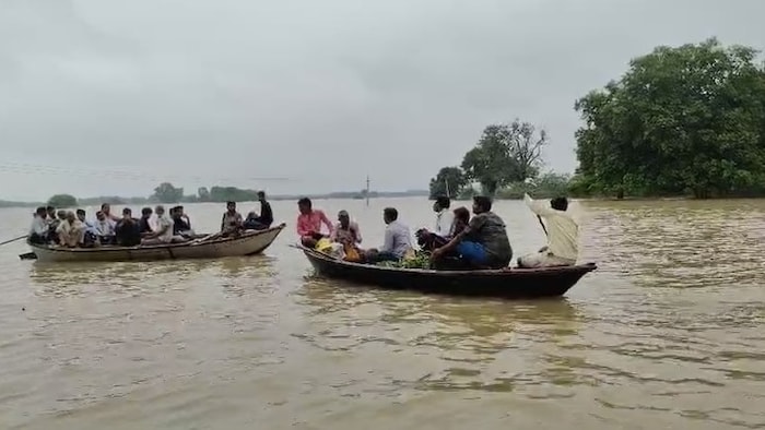 संपर्क मार्गों पर नावें लगाए गए हैं.(Photo: Akhilesh Kumar/ITG)