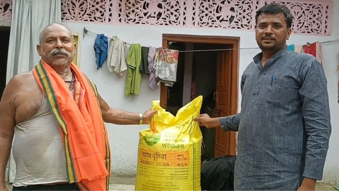 रोने वाले किसान के घर पहुंची खाद