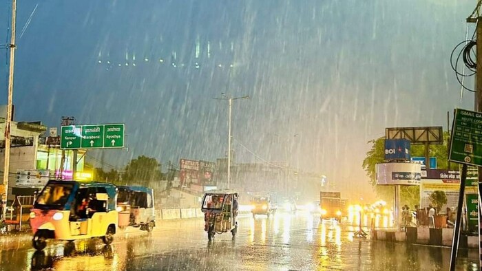 यूपी में बारिश का सिलसिला जारी है.