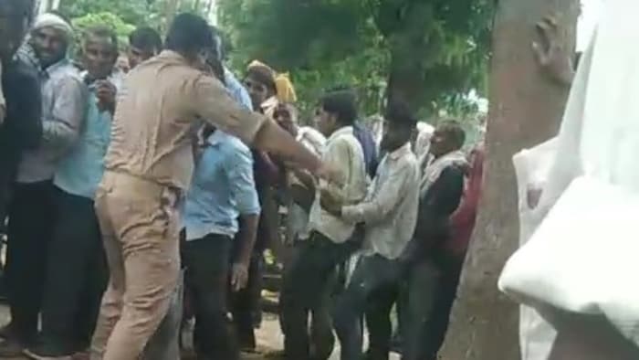 police lathi charge