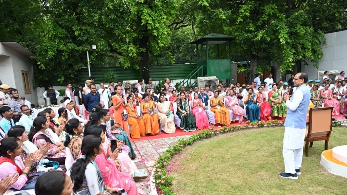 '...अब मिलेनियर दीदी बनना है', शिवराज ने स्‍वतंत्रता दिवस पर लखपति दीदि‍यों को दिया नया लक्ष्‍य