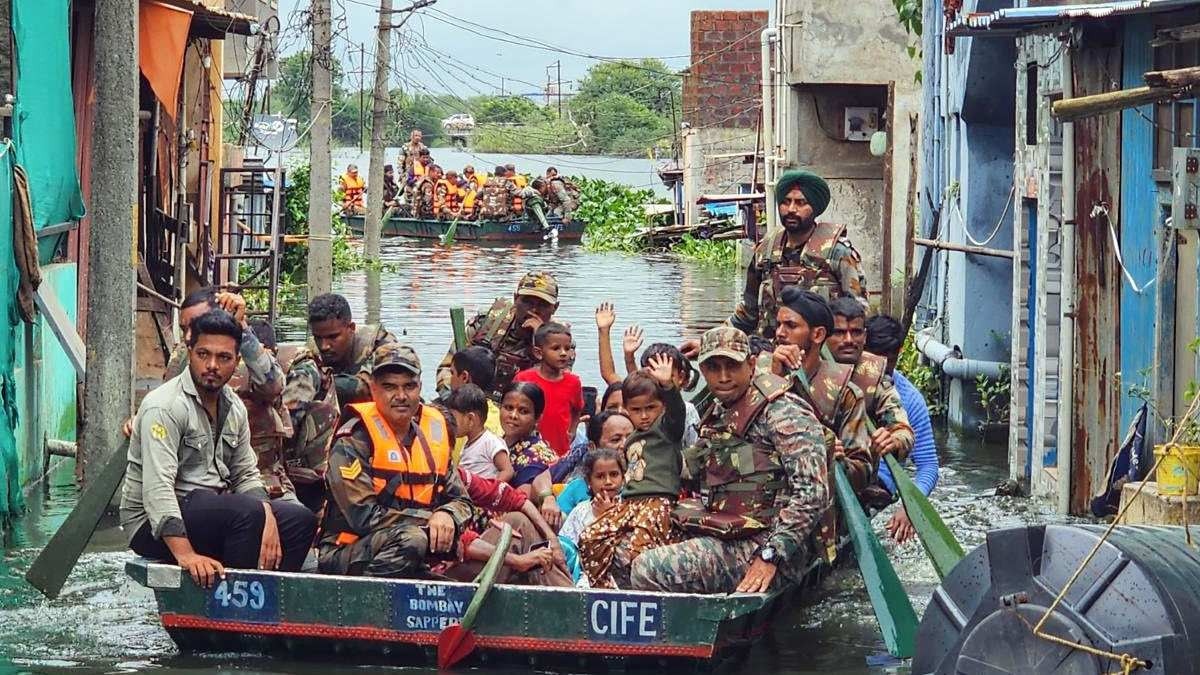 नांदेड़ के मुखेड़ में ऐसा लगा मानो बादल फट गया, बारिश के बाद आई बाढ़ में डूबी 50 भैंसें 