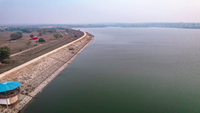 शारदा नदी में डेजिंंग से 12 जिलों में नहीं आयी बाढ़