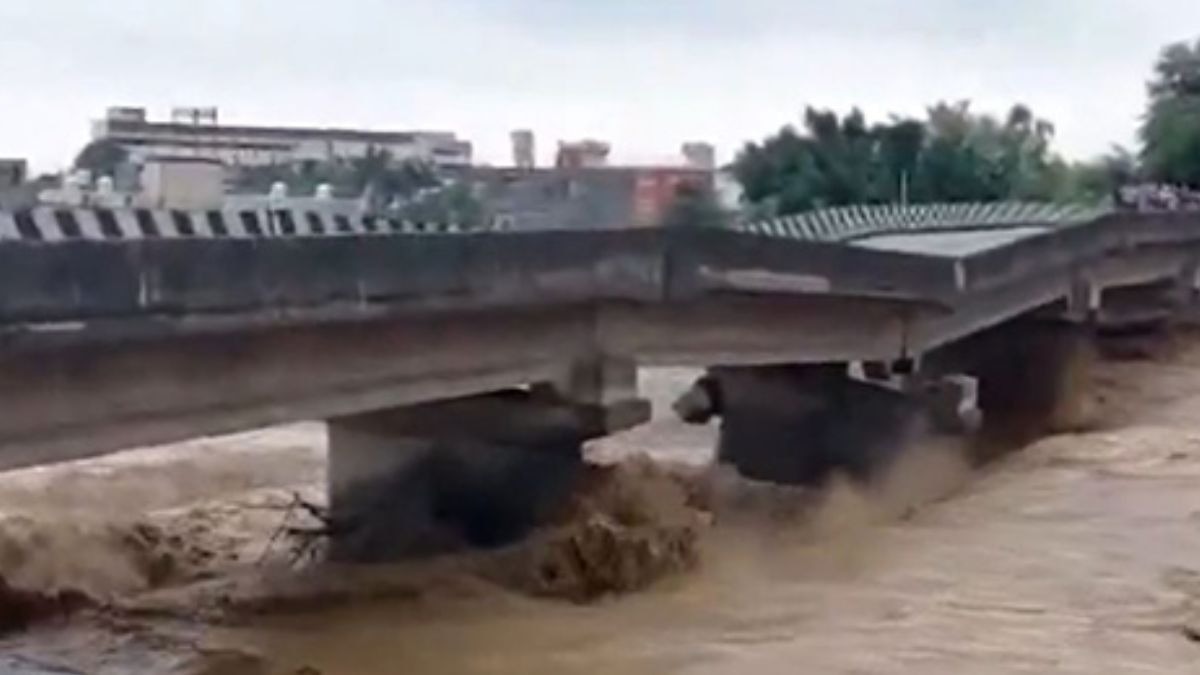 जम्मू-कश्मीर में मूसलाधार बारिश से हाहाकार, नदी-नाले उफान पर, SDRF ने 45 छात्रों को किया रेस्‍क्‍यू