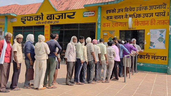 इटावा में किसान खाद न मिलने से परेशान