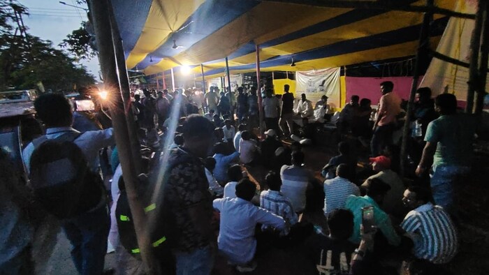 संविदा कर्मियों का आमरण अनशन