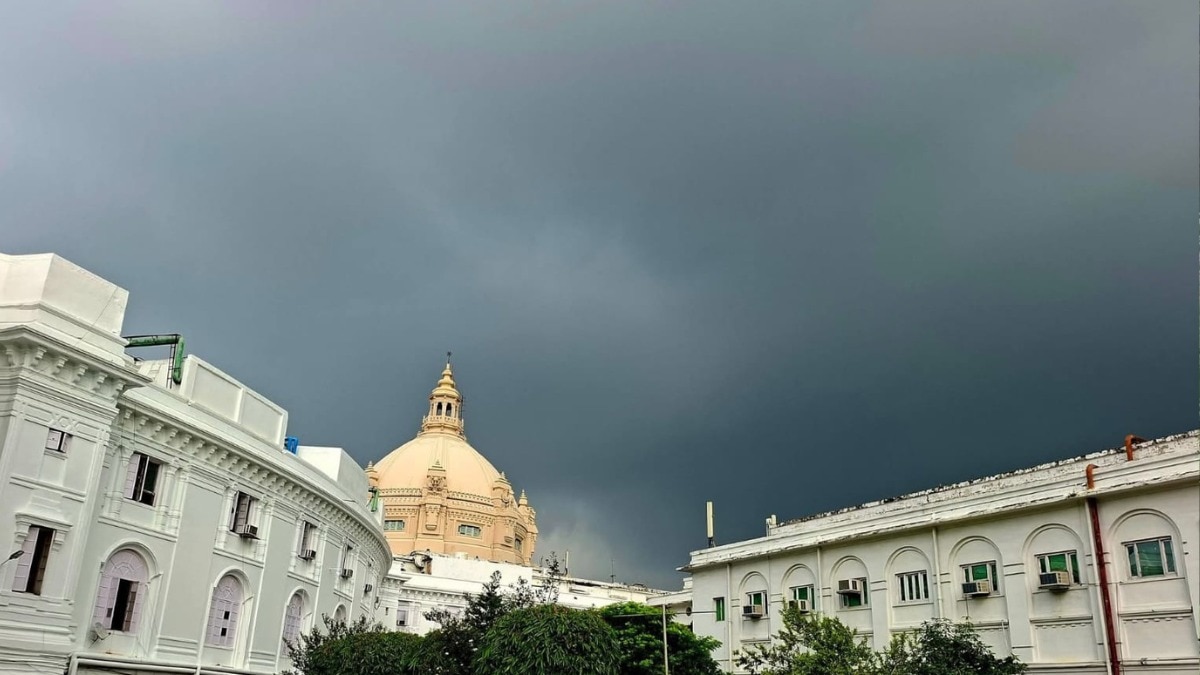 उत्तर प्रदेश में मौसम अचानक से बदल गया है.