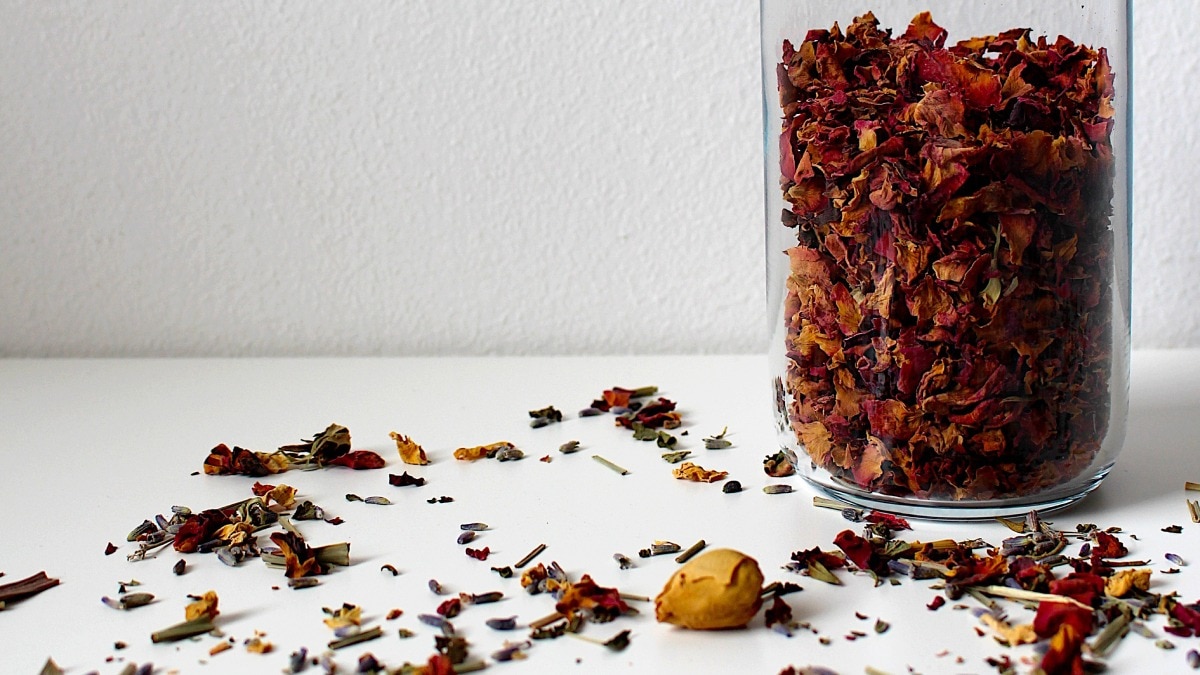 Organic Fertilizer: घर पर सड़े हुए फूलों से बनाएं ऑर्गेनिक खाद, किचन गार्डन रहेगा हरा-भरा  Organic Fertilizer: घर पर सड़े हुए फूलों से बनाएं ऑर्गेनिक खाद, किचन गार्डन रहेगा हरा-भरा